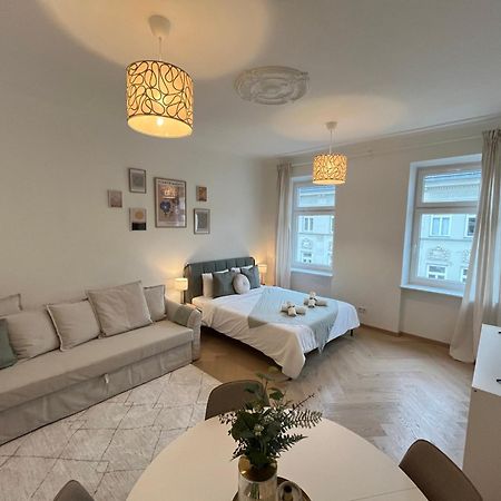 Luxurious One Room Apartment Near Schoenbrunn Palace Wien Eksteriør billede